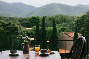 Lire la suite à propos de l’article Breakfast on a wooden table with a natural view