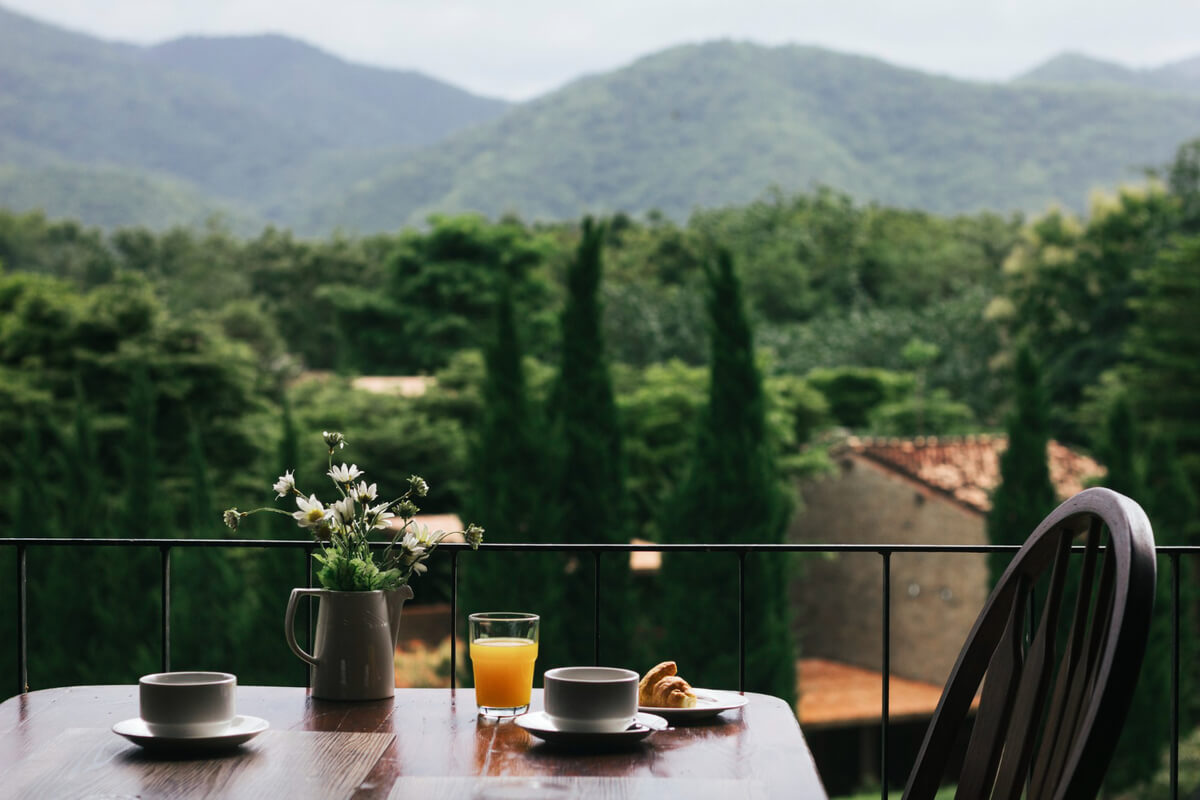 Lire la suite à propos de l’article Breakfast on a wooden table with a natural view
