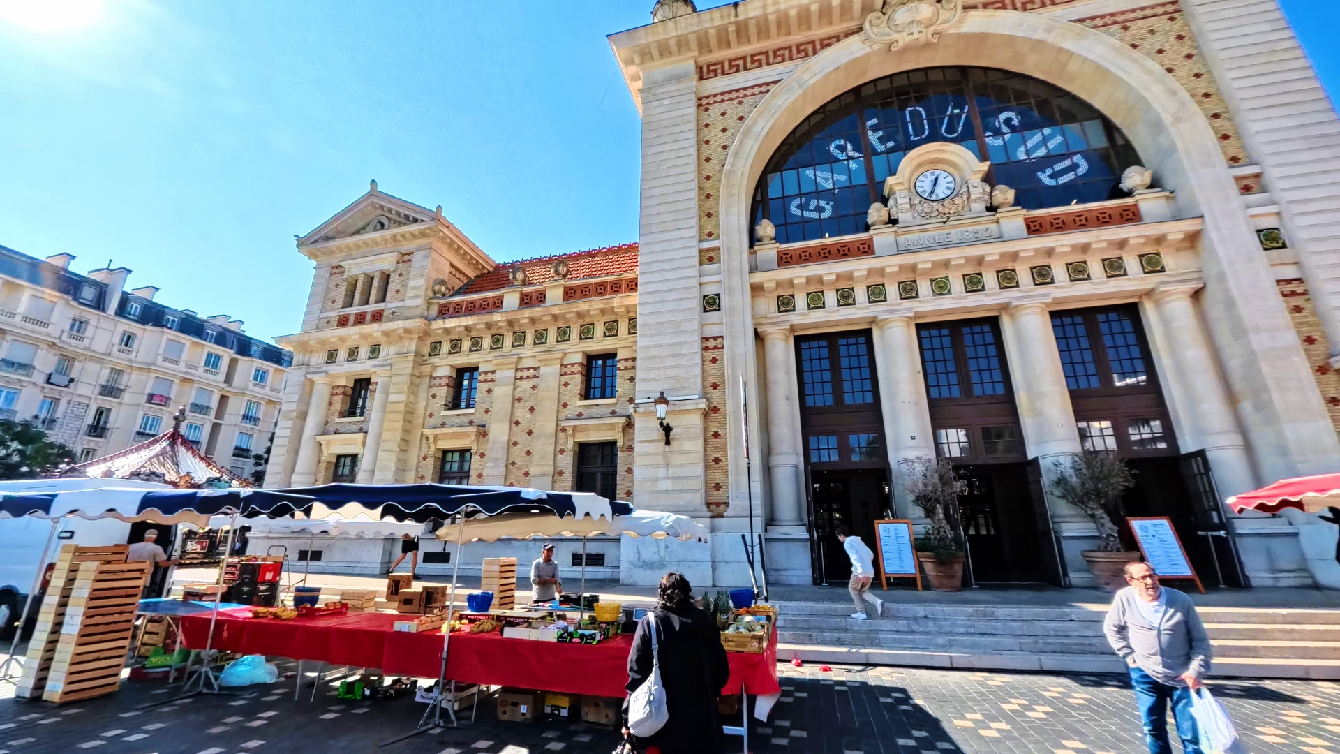 Lire la suite à propos de l’article A Morning at the Marché de la Libération in Nice – The Art of Mediterranean Living